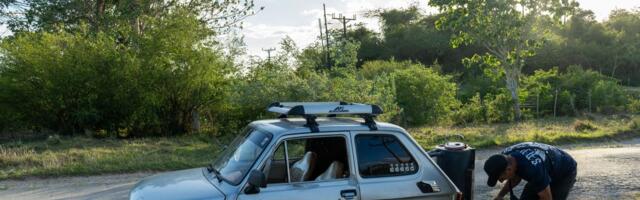 Paja i Jare na kubanski način! Peglica koja ide na ćumur: Huan Karlos loži vatru da bi stigao do njive, a usput može i da "baci roštilj"! /VIDEO/