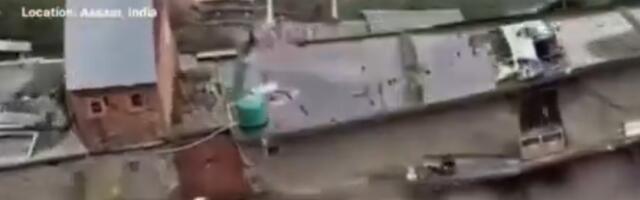 KATASTROFALNE POPLAVE NA SEVERU INDIJE! Izlila se jedna od najvećih reka u Aziji, poginulo najmanje 50 ljudi, u toku akcije spasavanja (VIDEO)