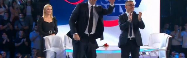 VUČIĆEVO ZAVRŠNO OBRAĆANJE NA TV PINK: Penzije 2025. godine 440, a prosečna plata 900 EVRA!