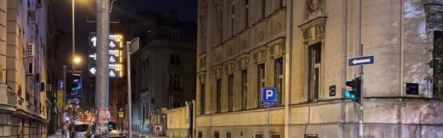 Majstori blokirali centar, stavili kadu ispred ambasade