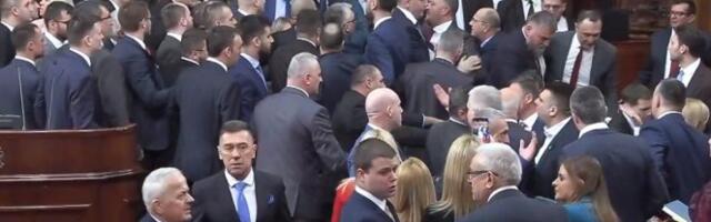 SKUPŠTINSKO POPRIŠTE JEDNE SASVIM NEPOTREBNE BITKE! Bokan: Opozicija praviti cirkus od najvažnije srpske institucije