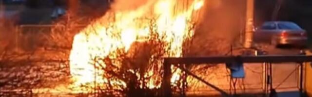 Izgoreo auto u Železniku, spašeni roditelji i deca (VIDEO)