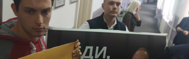 Balon sa porukom "sedi 1" Igoru Novakoviću u Skupštini Niša, došla policija