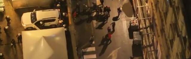 NOVI SNIMAK NASILjA: Blokaderi huligani iz redova opozicije napali policiju (VIDEO)