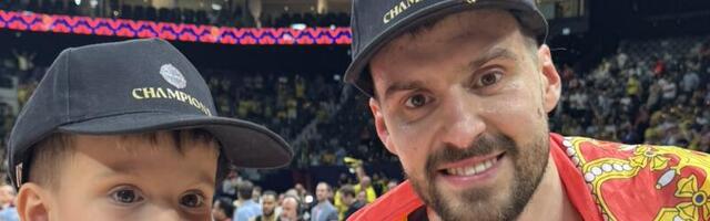 MARKO GUDURIĆ SA SRPSKOM ZASTAVOM I TROFEJOM EVROLIGE: „Daće Bog i da sa reprezentacijom ovo doživim na leto“