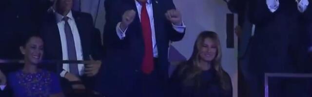 TRAMP ĐUSKAO NA IZVLAČENJU GRUPA ZA SP U FUDBALU! Obožava da bude u centru pažnje, ponovo je ukrao šou, oduševio Melaniju i Klaudiju (VIDEO)