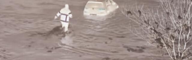 Kresnuo iz prve! Pogledajte kako je vatrogasac Rade izvukao zaglavljeni Folksvagen Golf iz ledene Drine /VIDEO/