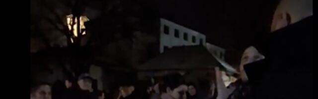 Čačani protestuju ispred tužilaštva: Šest osoba privedeno nakon koncerta Ane Bekute (VIDEO)