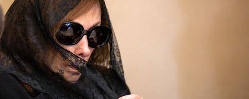 Izgubila oba sina za 6 meseci: Slavna pevačica skrhana zbog smrti dece, od njih četvoro ostala joj samo ćerka