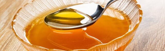 Odmah prestanite: Evo šta se događa kada stavite med u metalnu kašičicu