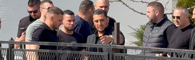 "Rođeni moj, ponovićemo sve na lepšem mestu" Darko Lazić se slomio pred sahranu, snimak danas kida dušu