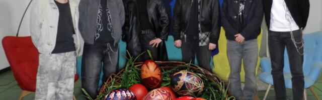 EVROVIZIJSKI HAOS S JAJIMA! Naši momci iz Lavine učili strance kako da se tucaju, jedan učesnik sve razbio! (VIDEO)