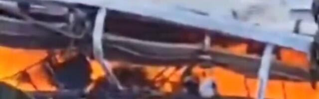 HOROR SCENA NA AUTOPUTU, SUDARILI SE AUTOBUS I CISTERNA! Poginulo 16 ljudi, četiri osobe povređene! JEZIVI SNIMCI stravične nesreće u Indoneziji (VIDEO)