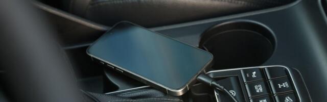 Vozači ovo rade svakog dana, a ne znaju da uništavaju telefon: Punjenje u autu može skupo da vas košta