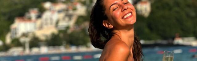 Dekolte do pupka! Glumica opalila seksi sliku - Ovakvu je retko viđamo (FOTO)