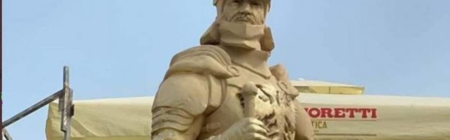 Svi pričaju o spomeniku knezu Lazaru u Kruševcu i pitaju se šta on to drži u ruci