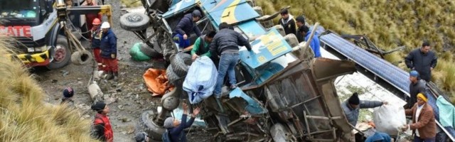 HOROR U MALIJU: Teška saobaćajna nesreća, POGINULO 37 ljudi, od siline udarca autobus se PREPOLOVIO