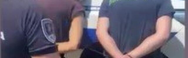 PRETUKLI TAKSISTU I OTELI MU VOZILO! U bekstvu sleteli s puta, pa krenuli peške pravo u RUKE POLICIJI!