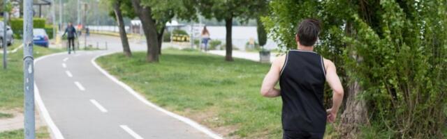 SVE PUCA OD MIŠIĆA! Vreli paparaco zgodnog glumca, svi se okretali za njim dok je trčao, ovako slavi URANAK! (FOTO)