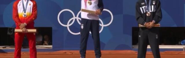 Novak sa zlatom oko vrata iz sveg glasa peva "Bože pravde": Ti si ponos Srbije (VIDEO)
