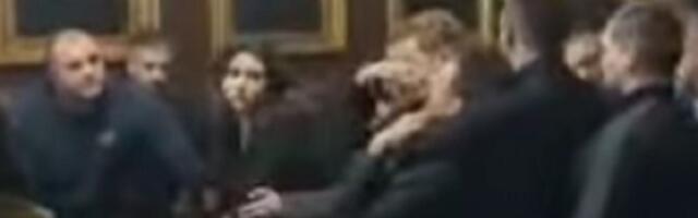 U Matici srpskoj davili studente: Hteli da pročitaju pesmu, a onda stiglo obezbeđenje (VIDEO)