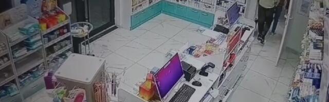 Snimak pljačke apoteke na Slanačkom putu: Momak i devojka odneli sav novac, ali prvo su osmislili taktiku