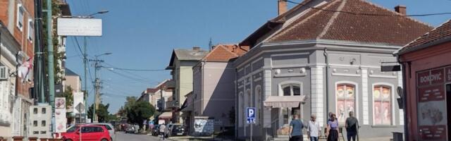 Zahvaljujući donaciji „četa đaka” pošteđena „statusa pešaka”: Privrednici iz Rače obezbedili gorivo za učenike škole „Karađorđe”