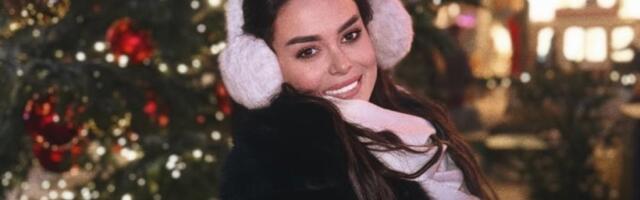 Provokativna spavaćica otkrila bujne grudi: Pevačica polugola pozirala pored jelke (FOTO)