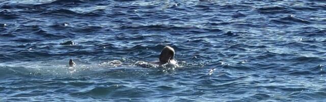 LJUDI TRLJALI OČI! Neverovatan prizor 1. januara u moru - da li najbolja novogodišnja fotografija stiže iz Crne Gore? (FOTO)