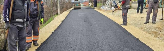 Asfaltirana Staroplaninska ulica u Malim Pčelicama (FOTO)