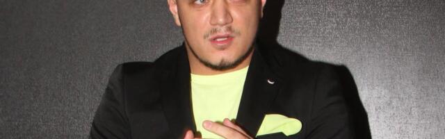 SATENSKI BEBI DOL, PLAVUŠA I KAFA BEZ ŠEĆERA! Gastoz krišom slikao misterioznu devojku u svom stanu, pa objavio na mrežama (FOTO)