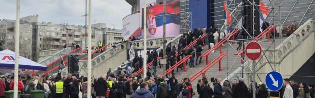 Pred miting SNS-a Novi Beograd pun autobusa, zatvoren deo bulevara Zorana Đinđića