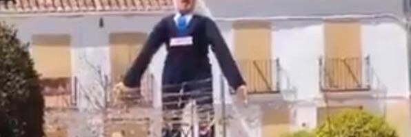 DŽINOVSKA LUTKA S NETANJAHUOVIM LIKOM DIGNUTA U VAZDUH: Incident u Španiji, Izrael uložio protest (VIDEO)