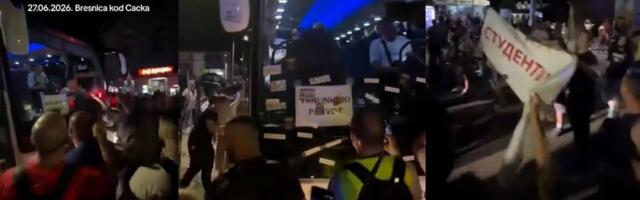 (VIDEO) Sramota u Bresnici! Zaustavili autobus pun putnika, skakali i lepili nalepnice