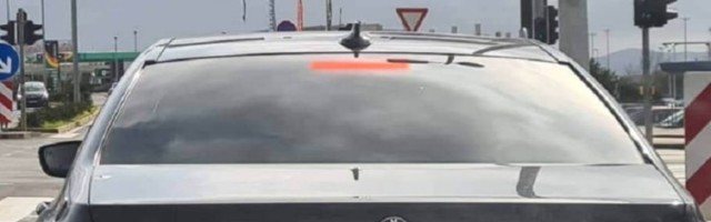 Hit na hrvatskom primorju: Ovako se traži devojka (FOTO)