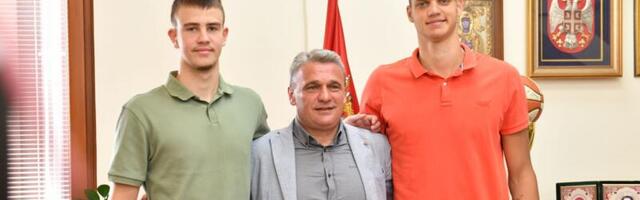 Prijem u kabinetu gradonačelnika za zlatne čačanske košarkaše (FOTO)