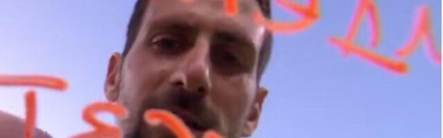 Novak ćirilicom ispisao kameru u Indijan Velsu