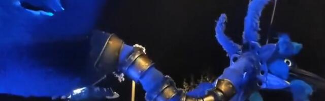 Horor na božićnoj paradi: Velika metalna ptica pala na ljude (VIDEO)
