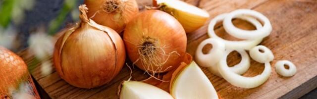 Ovako se pravilno dinsta luk bez ijednog mirisa u kući