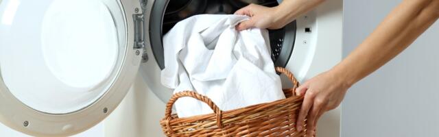 Ni soda ni sirće: Dodajte samo jednu kašiku ovog praha - veš će biti beo kao prvog dana