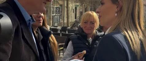 Ministarka Đurđević Stamenkovski sa domaćom pitom kod aktivista u Aranđelovcu: Poželela im sreću na lokalnim izborima, pa se uz smeh fotografisala sa građanima!