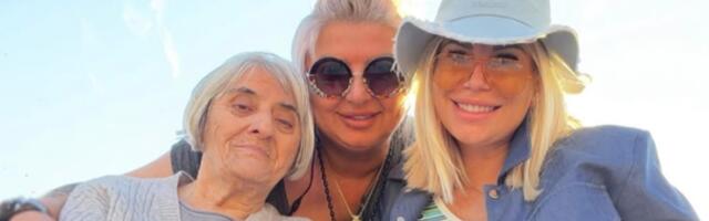 "IŠČEKUJUĆI NAŠU IRIS": Voditeljka u šestom mesecu uživa sa mamom i bakom, posetile svetinju, pa se oglasila (FOTO)