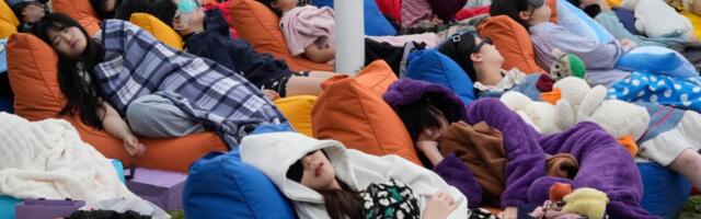 HIT U SVETU! Stotine ljudi se takmičilo ko će BOLJE da SPAVA: Pravila su jednostavno - dođite punog stomaka i obučeni OVAKO, evo ko je najveća USPAVANA LEPOTICA
