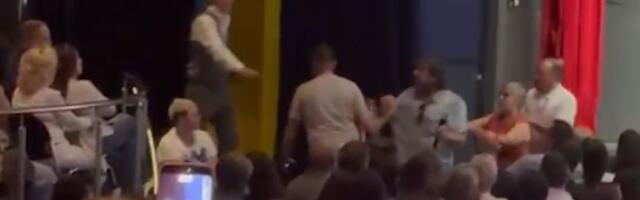 (VIDEO) Kao Gestapo: Skandal u Frankfurtu - evo kako Proglasovci tretiraju publiku!