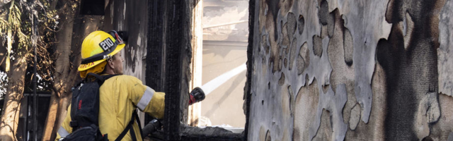 Otac bacio bebu sa krova da bi je spasao iz požara