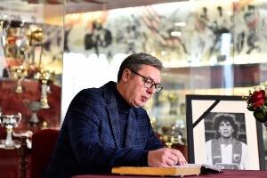 Вучић се уписао у књигу жалости: Збогом Синиша и хвала на свему