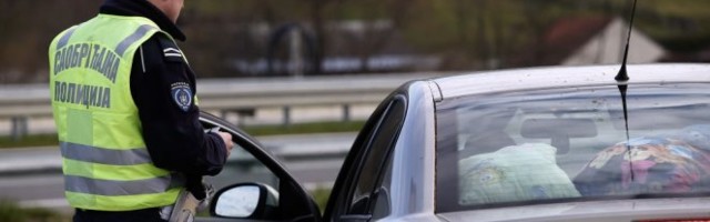 DANAS JE PAZAR BIO 90 EVRA I 30.000 DINARA! Šok snimci u kolima SAOBRAĆAJACA NA IBARSKOJ - NA KRAJU SMENE DELILI PLEN