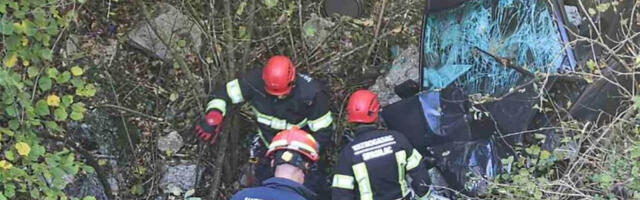 JEZIVE SCENE IZ JAME U KOJU SU SLETELI DVOJE NIKŠIĆANA Mladić (23) poginuo, a devojka (23) izvučena iz olupine