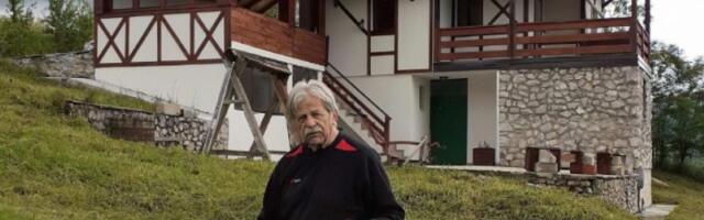 Veliki Ljubivoje Ršumović kosi travu i pravi meleme: Zavirite u parče raja omiljenog dečjeg pisca (FOTO)