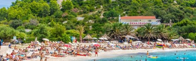 "Dama se ne postaje, dama se rađa“: Ljudi gledaju snimak žene sa plaže i SUZE IM IDU OD SMEHA (VIDEO)